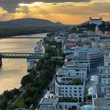 Breathtaking Old Town & Danube View With Free Parking Pressburg