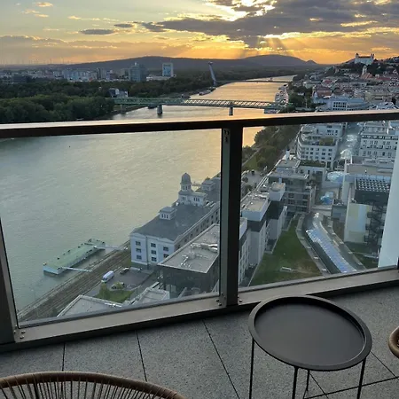 Breathtaking Old Town & Danube View With Free Parking Apartment
